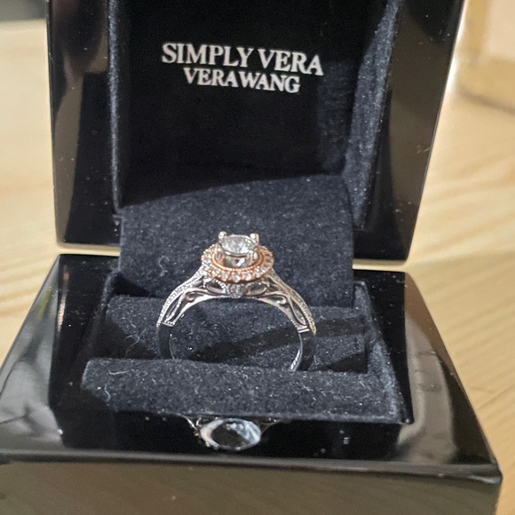 Vera Wang bridal collection Simply Vera size 7 - Picture 3 of 8